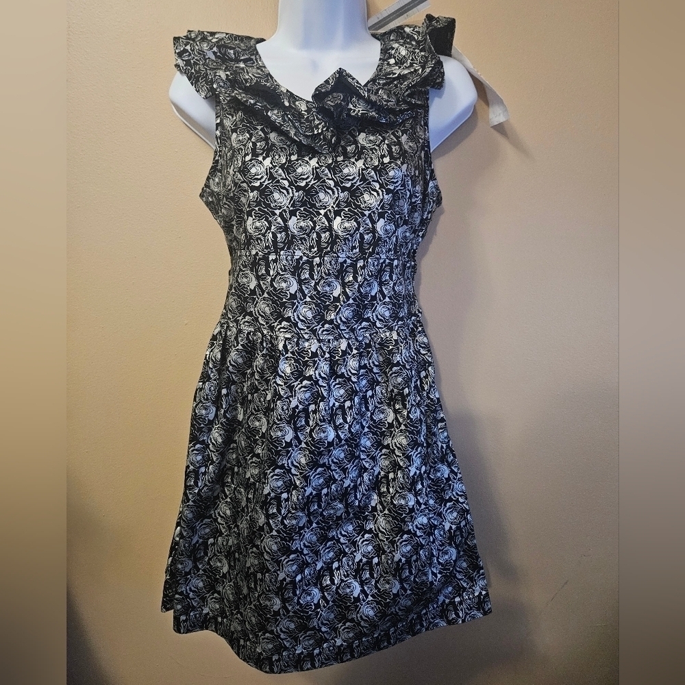 NWT Tulle Women's Size XS Ruffled Neck Dress Metalic Roses Black